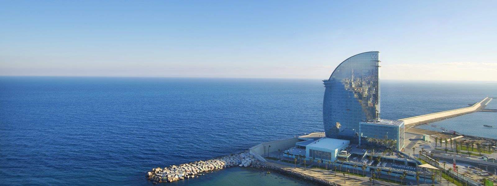 El W Barcelona està situat al passeig de la Barceloneta. Disenyat per Ricard Bofill, es un exemple de luxe i paradis. 