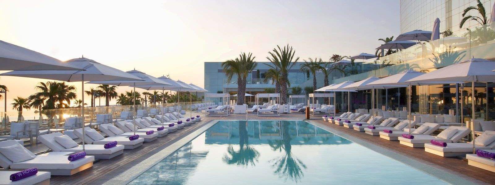 El W Barcelona està situat al passeig de la Barceloneta. Disenyat per Ricard Bofill, es un exemple de luxe i paradis. 