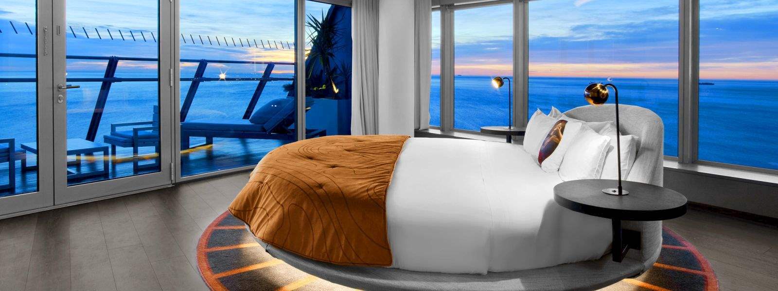 El W Barcelona està situat al passeig de la Barceloneta. Disenyat per Ricard Bofill, es un exemple de luxe i paradis. 