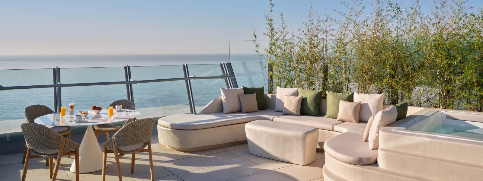 El W Barcelona està situat al passeig de la Barceloneta. Disenyat per Ricard Bofill, es un exemple de luxe i paradis. 